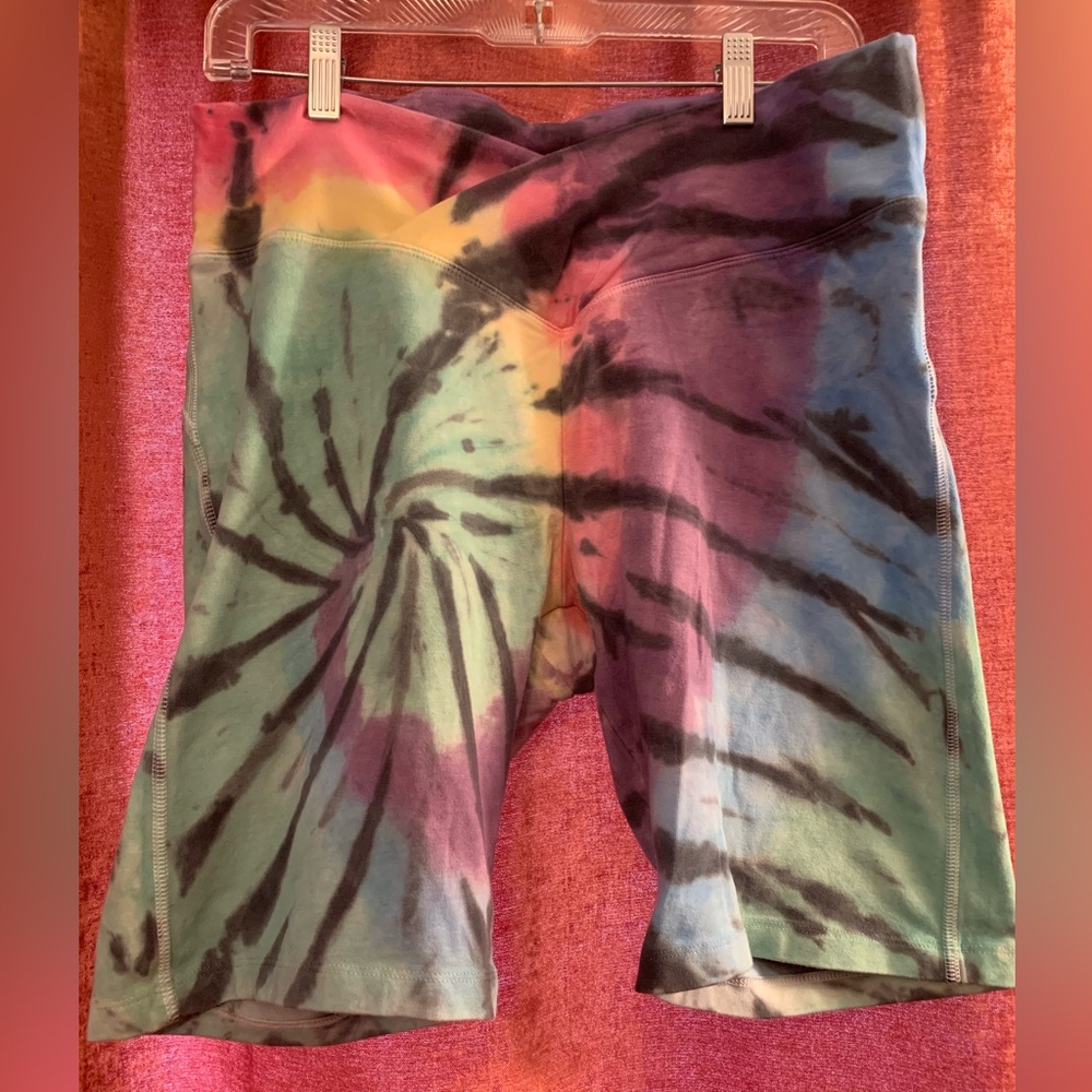 VS PINK Seamless V High Waist Spiral Tie Dye Biker Shorts XL Great Condition